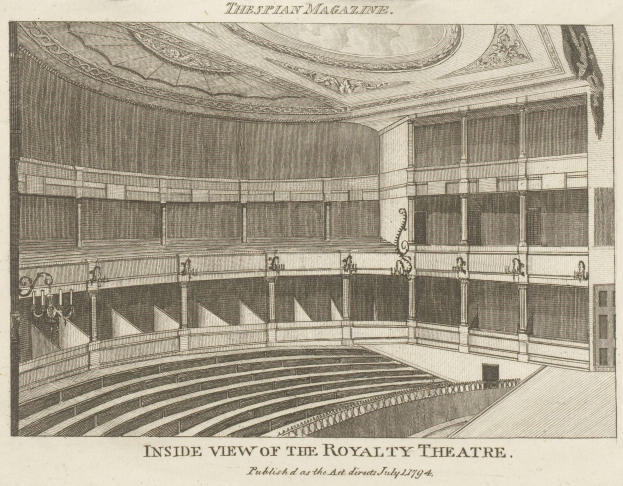 Eine detaillierte Zeichnung des Inneren des Königlichen Theaters, die das Auditorium, die Treppe, das Geländer, die Beleuchtung und die Decke zeigt, mit Text am unteren Rand.