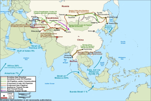 Eine detaillierte Weltkarte in Postergröße, die geplante Öl- und Gasrohrleitungen zeigt, mit Ländern, Großstädten, Gewässern und Texten, die die Zwecke und Vorschläge der Rohrleitungen beschreiben.