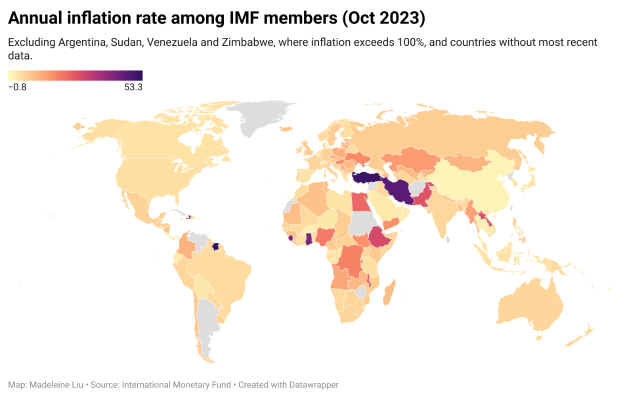Eine Weltkarte, die die jährlichen Inflationsraten unter IMF-Mitgliedern im Oktober 2023 anzeigt, mit verschiedenen Farben, die unterschiedliche Raten darstellen, und Text oben und unten auf dem Bild.
