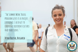 Eine Frau mit einer Tasche lächelt umgeben von einer Gruppe von Menschen, die gehen, mit Text auf der linken Seite, der über ein Sommerarbeit-Reiseprogramm spricht.