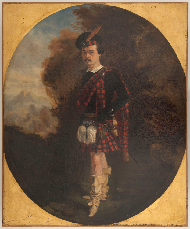 Ein Gemälde eines Mannes in traditioneller schottischer Kleidung, einschließlich eines roten und schwarzen Tartan-Kilts, weißem Hemd und schwarzem Gürtel, der mit ernster Miene vor einer Kulisse aus Bäumen und Himmel steht.