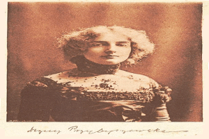 Ein altes Foto einer Frau mit lockigen Haaren in einem Kleid, mit dem Text 'Foto der Kaiserin' unten.