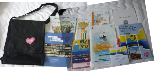 Eine Tasche mit der Aufschrift "Bibliothek-Liebhaber" und einige Bürcher auf einem Bett.