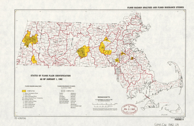 Ein Plakat von Massachusetts mit einer Karte, die mit gelben und roten Punkten markiert ist, die Hochrisikostandorte anzeigen, begleitet von Text, der zusätzliche Informationen zum Hochrisiko bereitstellt.