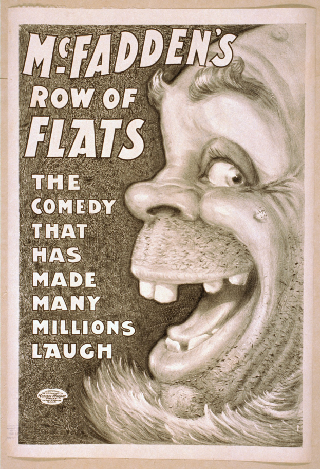Plakat eines lachenden Menschen mit wilden Haaren, weiten Augen und einem strahlenden Grinsen, eingerahmt von einem hellgelben Hintergrund, mit dem Text "McFadden's Row of Flats: The Comedy That Has Made Many Millions Laugh" quer über das Bild.