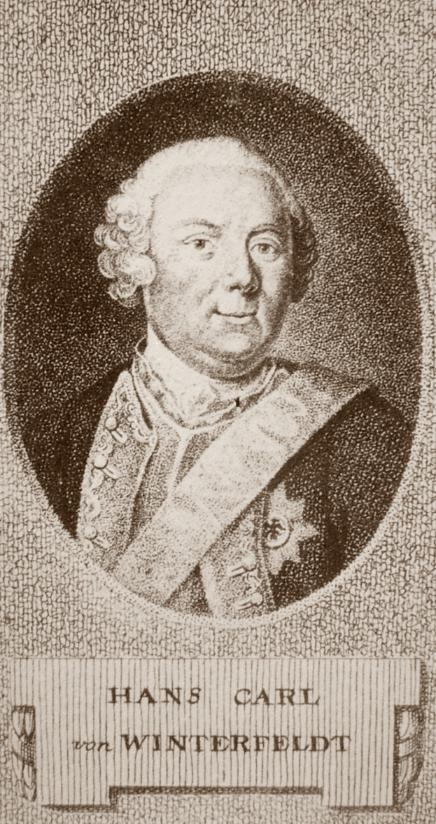 Schwarzes und weißes Porträt von Hans Carl von Winterfeldt mit einem ernsten Gesichtsausdruck und Text unten.