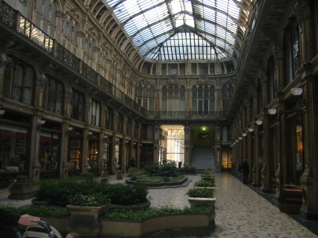 Ein Gebäude mit elektrischen Leuchten, Masten, Namensschildern und Zimmerpflanzen.