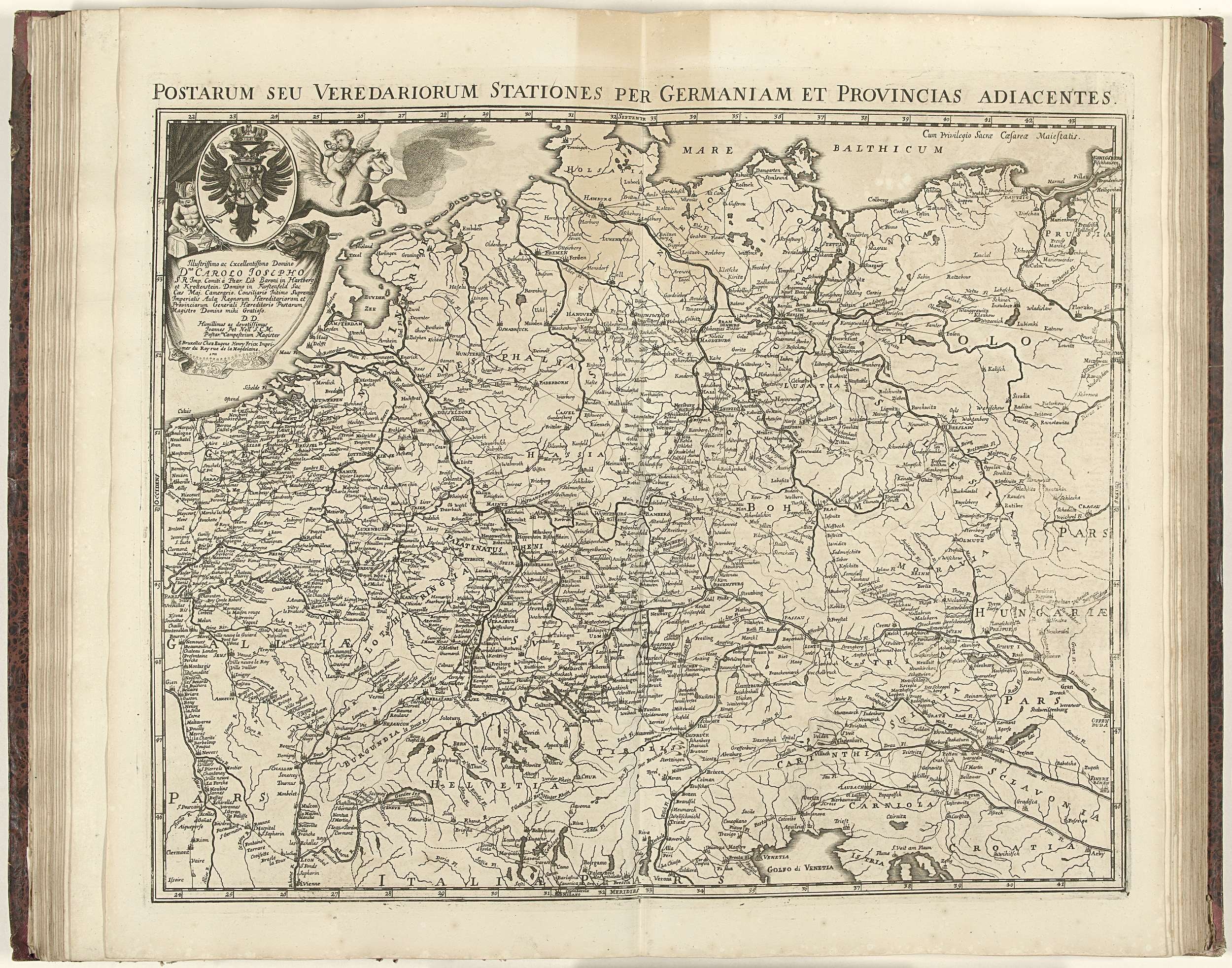 Offenes Buch mit detaillierter Deutschlandkarte mit geografischen Merkmalen, Städten und zusätzlichen Textinformationen.