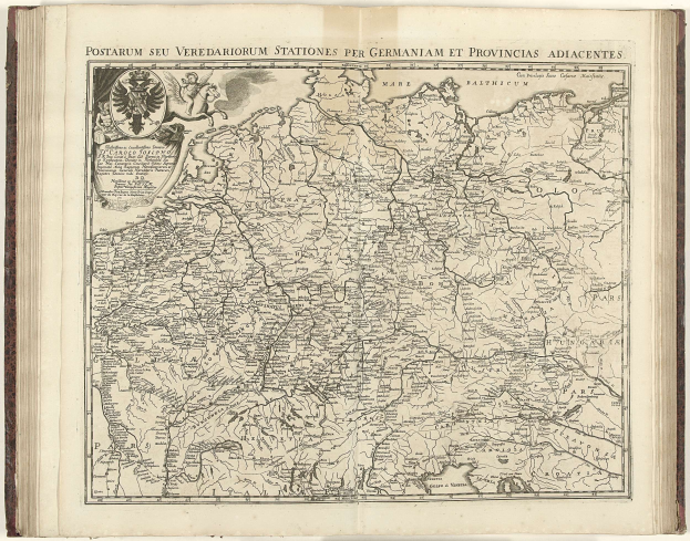 Offenes Buch mit detaillierter Deutschlandkarte mit geografischen Merkmalen, Städten und zusätzlichen Textinformationen.