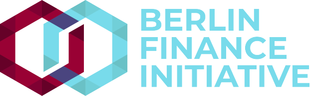 Das Logo der Berlin Finance Initiative zeigt einen blauen Kreis mit einer weißen Umrandung und einem weißen 'B' in der Mitte, umgeben von einem weißen Ring mit einem blau-weißen Karomuster, alles vor einem weißen Hintergrund mit den schwarzen, fetten Buchstaben 'Berlin Finance Initiative'.