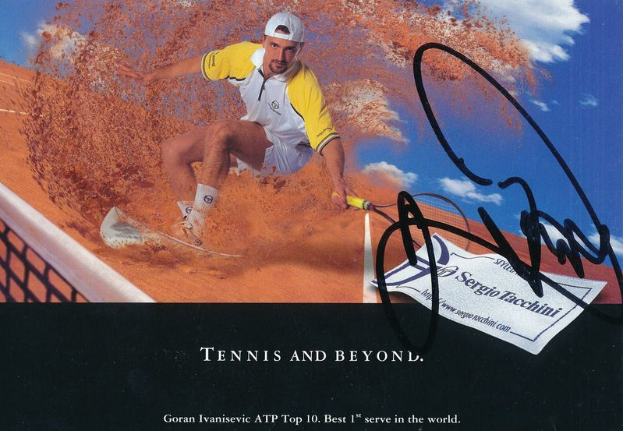 Ein Mann in einer Mütze, der einen Tennis-Schläger auf einem Court mit einem Netz und einem bewölkten Himmel hält, mit Text unten, der 'Goran Ivanisevic signierte Tennis-Karte' lautet.