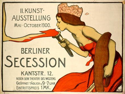 Plakat aus dem Jahr 1900, das eine Berliner Sezession bewirbt und eine Frau in einem roten Kleid zeigt, die ein Objekt mit Text hält.