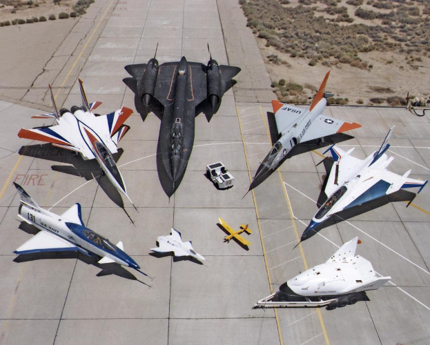 Jet-Flüge sind in der Mitte des Bildes zu sehen, mit einer Landebahn unten und Büschen im Hintergrund.