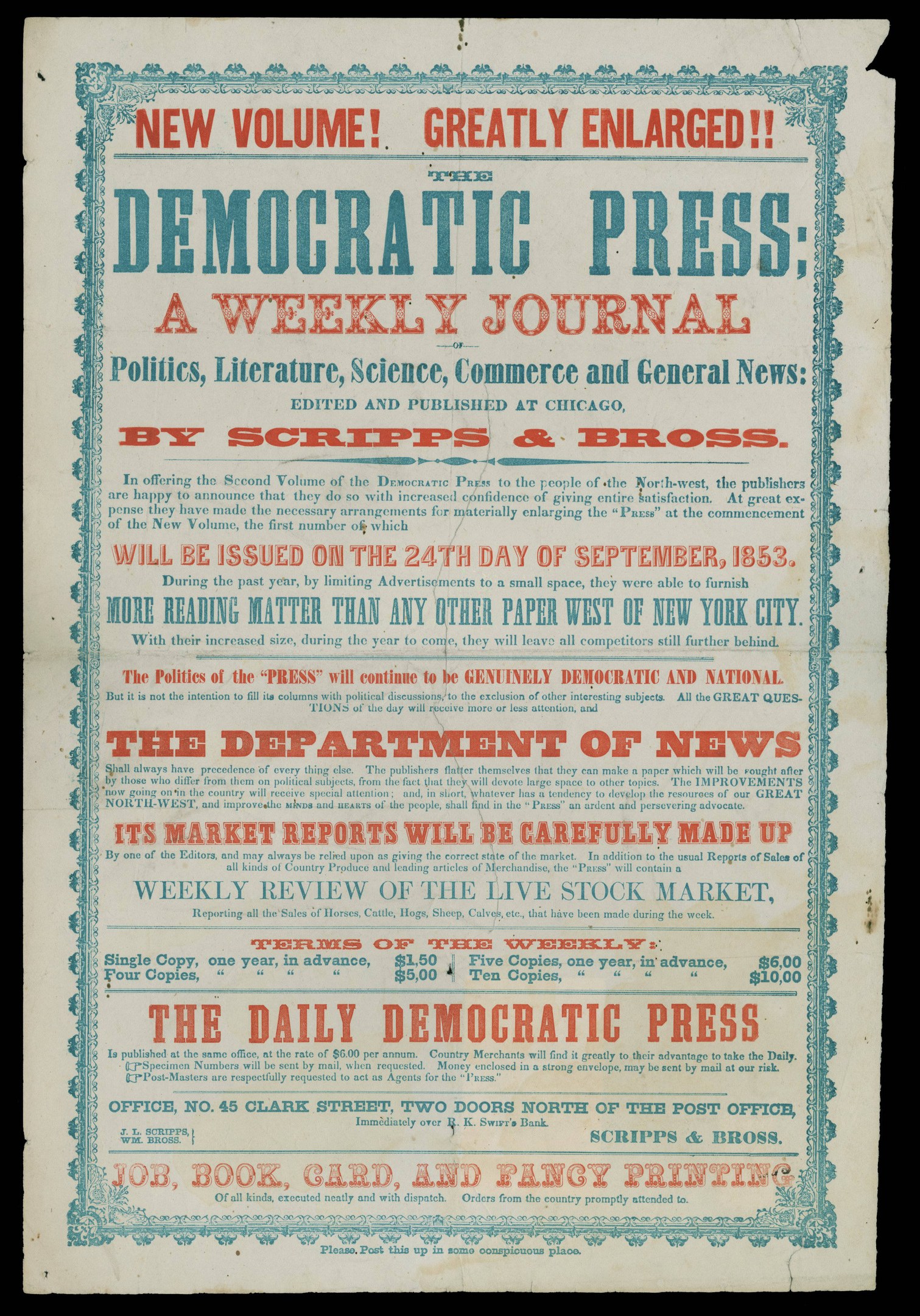 Zeitung mit dem Text "Demokratische Presse: Eine Wochenzeitung" darauf, vor schwarzem Hintergrund.