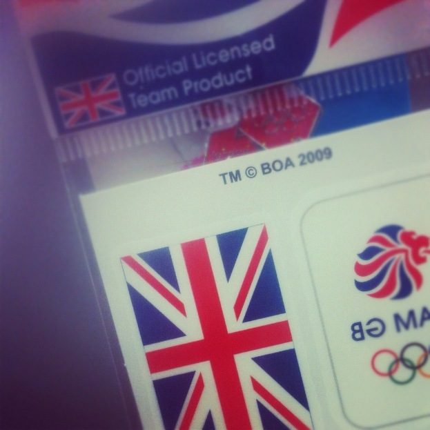 Nahaufnahme eines Ausweises mit der amerikanischen Flagge und der Aufschrift "Critical Licence" auf der Vorderseite.