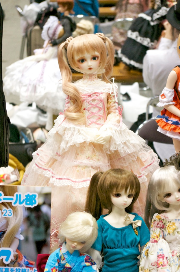 Puppen, eine Karte und verschiedene Gegenstände sind zusammen angeordnet.