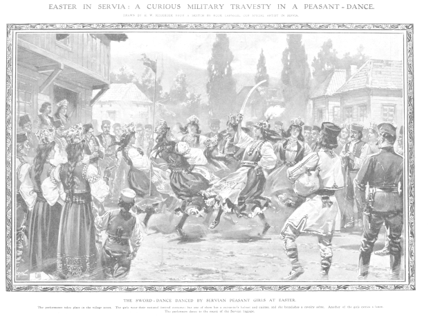 Schwarz-weiß-Fotografie einer Gruppe von Menschen, die vor einem Publikum tanzen, mit Häusern und Bäumen im Hintergrund und Text unten mit der Aufschrift "Ostersonntag in Servia: Eine kuriose militärische Travestie in einem Bauerntanz."