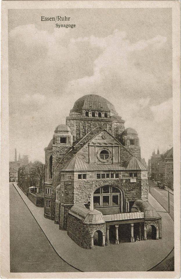 Ein altes Schwarz-Weiß-Foto eines Kuppelgebäudes umgeben von Bäumen, mit der Aufschrift "Essen/Ruhr Synagoge" oben.