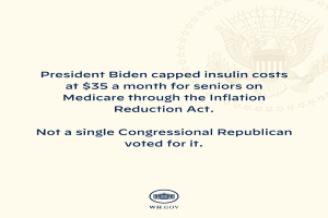 Plakat mit dem Text "Präsident Biden beschränkt Insulin-Kosten auf 35 Dollar im Monat für Senioren mit Medicare durch das Inflation Reduction Act" und einem Logo.