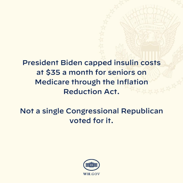 Plakat mit dem Text "Präsident Biden beschränkt Insulin-Kosten auf 35 Dollar im Monat für Senioren mit Medicare durch das Inflation Reduction Act" und einem Logo.