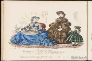 Ein offenes Buch mit dem Titel 'Journal des Demoiselles et Petit Courrier des Dames Reunis', veröffentlicht in Paris, das eine Zeichnung von drei Frauen in farbenfrohen, detaillierten Kleidern und einem Kind in einem passenden Kleid mit hohem Kragen und langen Ärmeln zeigt, umgeben von kursivem Text und einem dekorativen Rahmen.