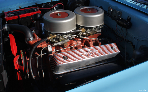 Eine Maschine mit verschiedenen Drähten, Rohren und anderen Gegenständen daran befestigt.