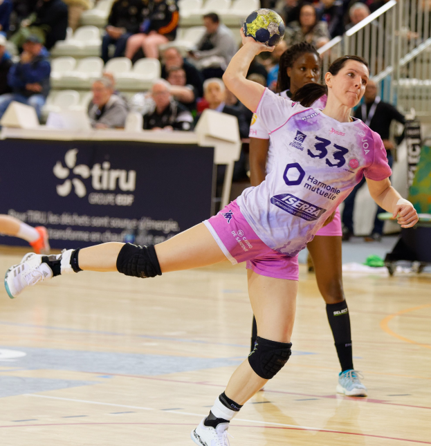 Eine Gruppe von Frauen, die Handball auf einem Court spielen, mit einem Ball in der Mitte und Zuschauern im Hintergrund bei der Futsal-Weltmeisterschaft 2019 in Paris, Frankreich.