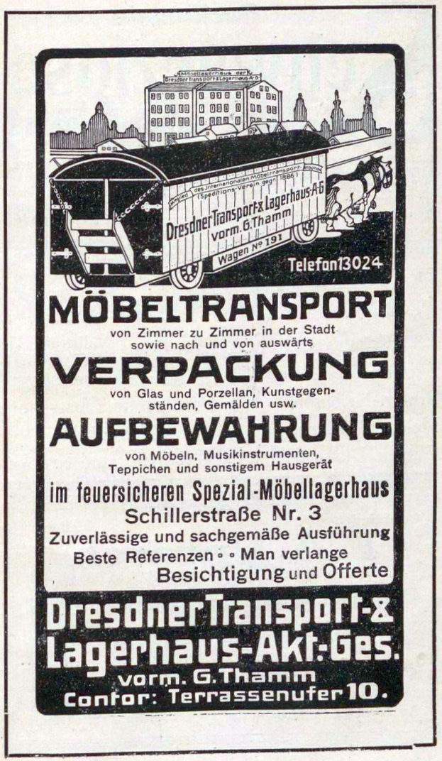 Anzeige für einen Zug mit einem Zugbild, Text 'Dresdner Transport & Lagerhaus-Akt-Ges' und ein paar Gebäude im Hintergrund.