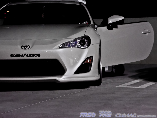 Ein Auto mit geöffneter Tür, mit Text in der rechten unteren Ecke.