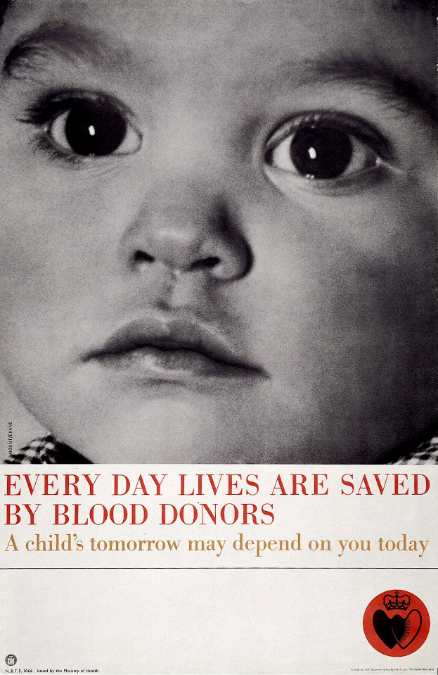 Ein Plakat mit einem Kind mit ernster Miene in der Mitte, umgeben von fettgedrucktem schwarzem Text, der "Jeden Tag rettet Blutspenden Leben."