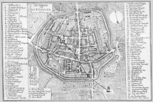 Eine detaillierte Schwarz-Weiß-Karte von Göttingen, Deutschland, mit Straßen, Gebäuden, Sehenswürdigkeiten und Textanmerkungen.