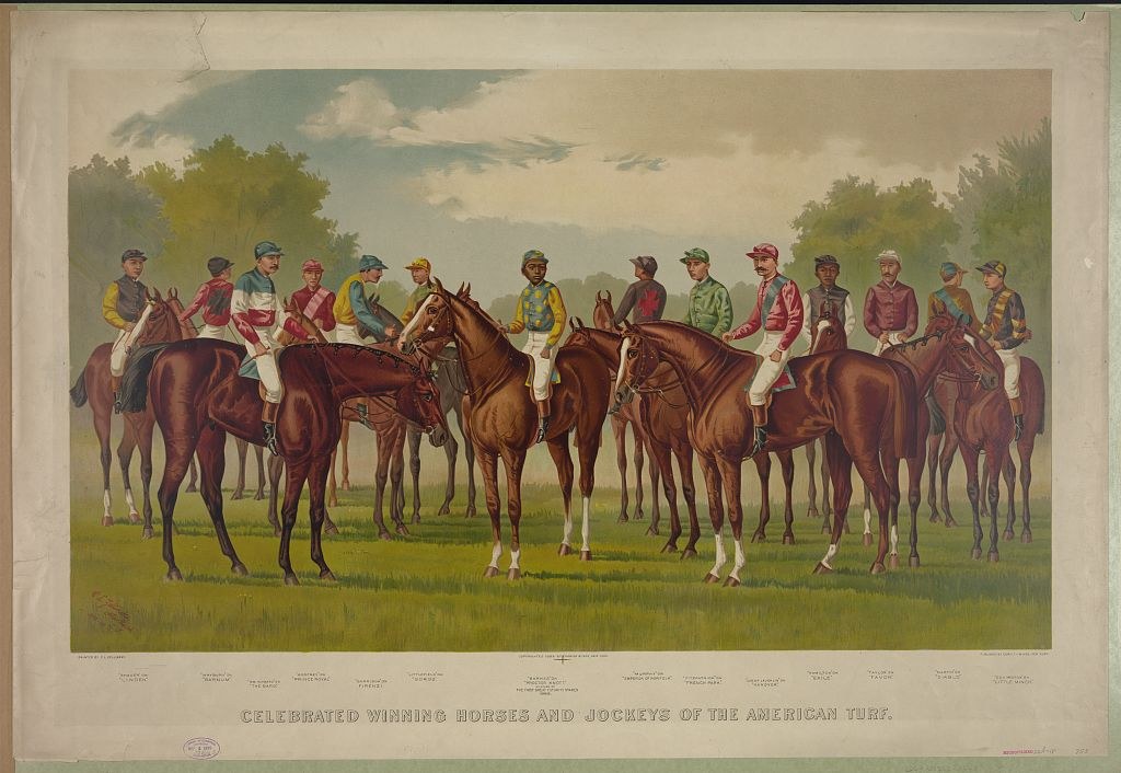 Gruppe von Menschen, die auf Pferden auf einer grünen Wiese mit Bäumen und einem blauen Himmel reitet, mit Text unten, der "Feiernder Siegerpferde und Jockeys der amerikanischen Wiese" lautet.