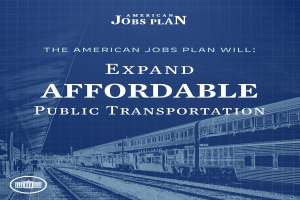 Plakat mit einem Zug auf einem Bahngleis mit mehreren Menschen in der Nähe, das "The American Jobs Plan Will Expand Affordable Public Transportation" bewirbt.