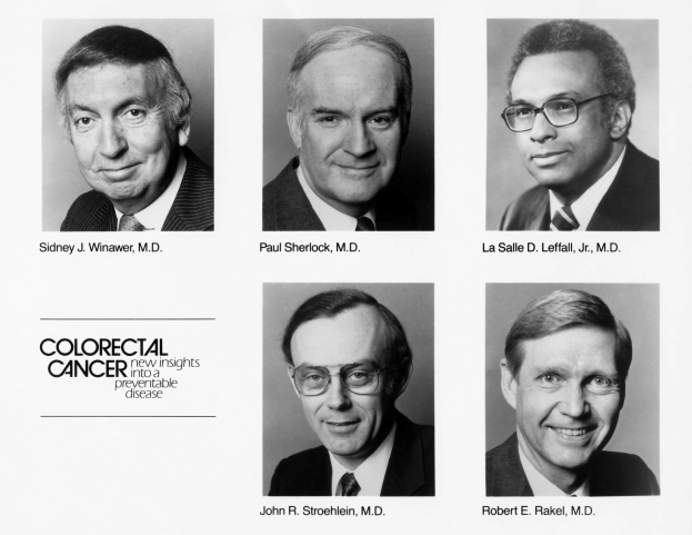 Schwarzes und weißes Foto von sechs formell gekleideten Männern in Anzügen und Krawatten, die alle eine Brille tragen und für die Kamera posieren, mit der Unterschrift "Darmkrebs: Neue Erkenntnisse über eine vermeidbare Krankheit" darunter.