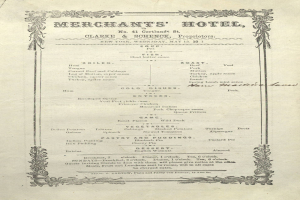 Ein altes Buch mit einem Menü für ein Kaufmannshotel, das Appetizer, Hauptgerichte, Desserts und Getränke in schwarzer Tinte auf einem weißen Hintergrund auflistet.