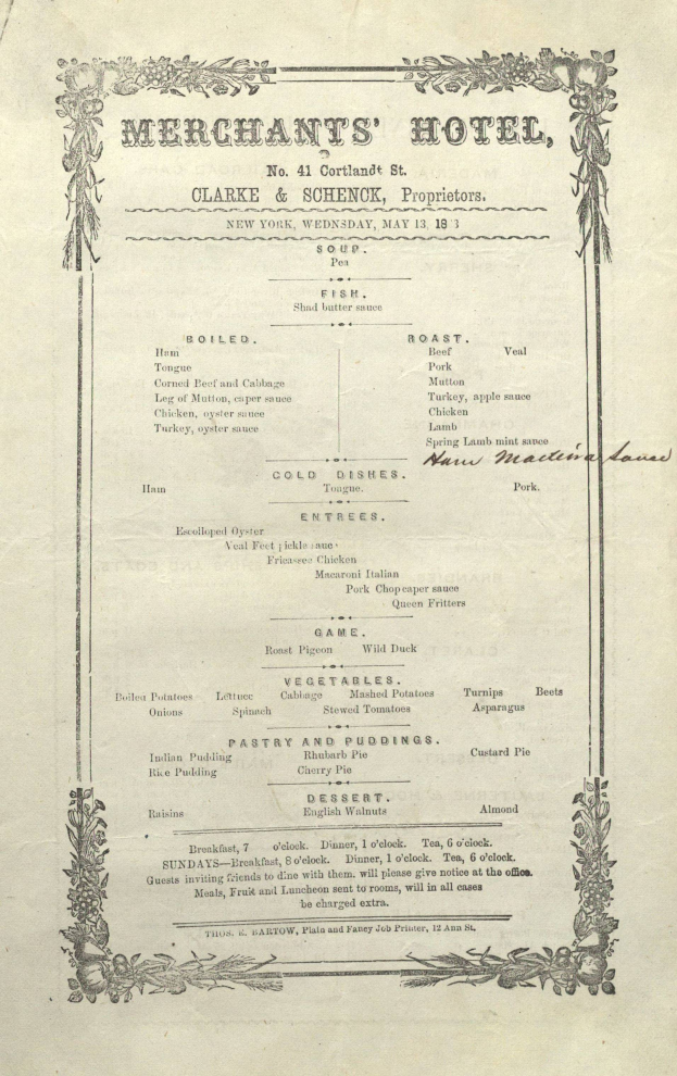 Ein altes Buch mit einem Menü für ein Kaufmannshotel, das Appetizer, Hauptgerichte, Desserts und Getränke in schwarzer Tinte auf einem weißen Hintergrund auflistet.