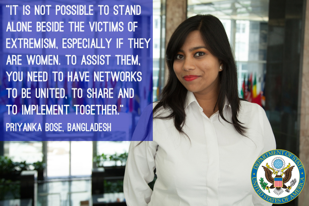 Frau vor einem Gebäude mit einem Zitat zum Thema Unterstützung von Opfern von Extremismus, weißes Hemd tragend, mit Logo unten rechts.