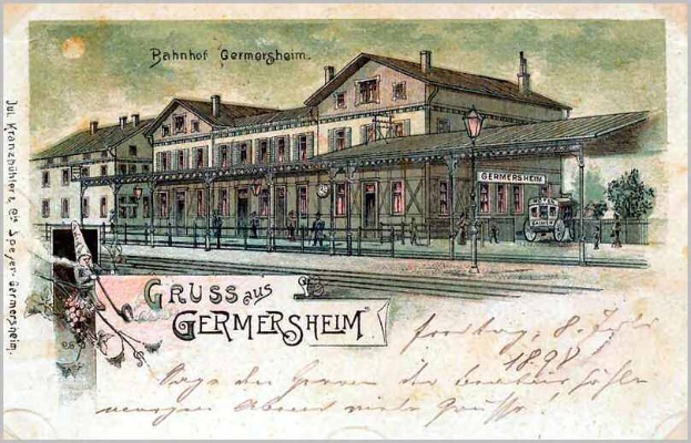 Alte Postkarte, die ein Bahnhofsgebäude in Deutschland mit einem Gebäude, einem Zaun, Menschen, Fahrzeugen, Bäumen und einem bewölkten Himmel zeigt; Text lautet "Bahnhof Germersheim."
