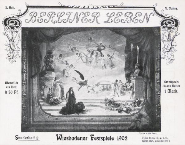 Schwarz-weiß-Foto einer Bühne von den "Wiesbadener Festspielen 1902", das Darsteller in traditioneller deutscher Tracht und ein applaudierendes Publikum im Hintergrund zeigt.