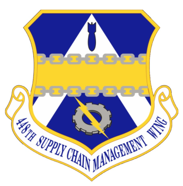 Logo des 48. Versorgungsmanagementflügels mit einem blauen Schild mit einem weißen Stern und einem weißen Banner mit der Aufschrift "Versorgungsmanagement" in blau, alles weiß umrandet mit schwarzem Text darunter, der "48. Versorgungsmanagementflügel" lautet.