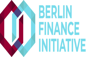 Logo der Berlin Finance Initiative: ein blauer Kreis mit weißer Umrandung und einem weißen 'B' in der Mitte, umgeben von einem weißen Ring mit blau-weißem Karomuster, auf einem weißen Hintergrund mit fetter schwarzer Schrift, die 'Berlin Finance Initiative' lautet.