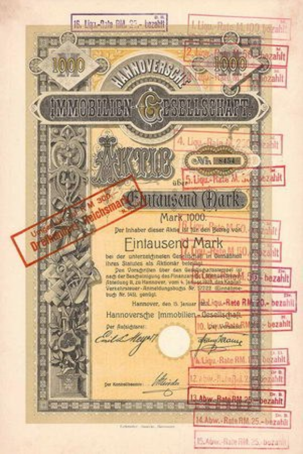 Alter deutscher Regierungsscheck mit rotem Stempel, mit Text, Zahlen und zusätzlichen Stempeln auf altem Papier.