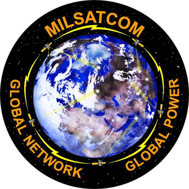 Eine Weltkugel mit der Schrift "Milsatcom" in fetter, weißer Schrift auf blauem Hintergrund, umgeben von einem weißen Kreis mit schwarzem Rand.