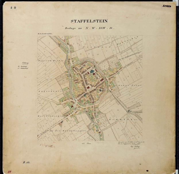 Ein altes Stadtplan von Staffelstein, Deutschland, mit einem schwarzen Hintergrund, der Straßen, Gebäude und Sehenswürdigkeiten zeigt.