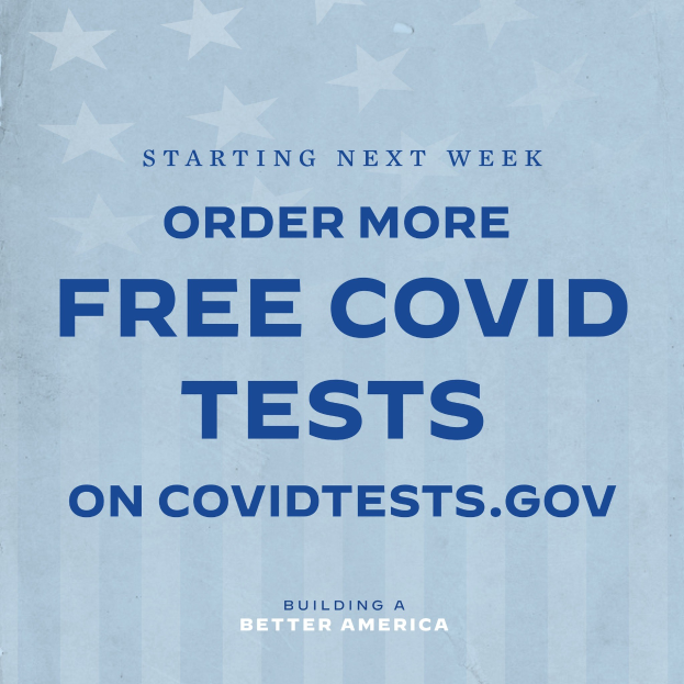 Plakat mit fettem weißen Text auf blauem Hintergrund, der "Ab nächster Woche mehr kostenlose Covid-Tests auf CovidTests.gov bestellen" auffordert