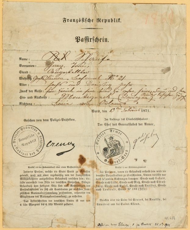Ein altes, gelbliches Dokument mit einem kreisförmigen, schwarz umrandeten Stempel, das schwarze Textschrift enthält, wahrscheinlich ein Brief der deutschen Regierung.