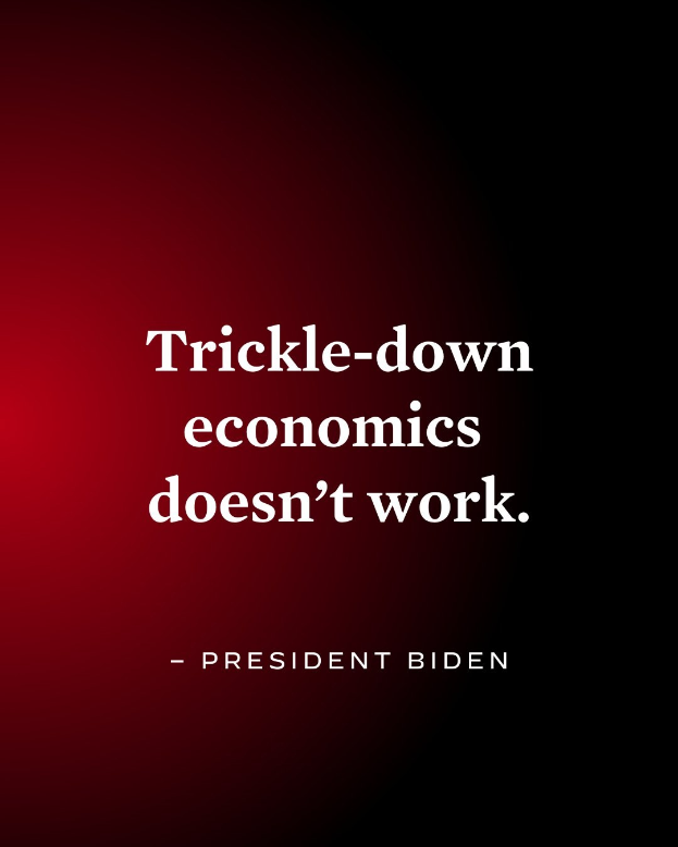 Ein Plakat mit fetter schwarzer Schrift "Trickle-Down Economics Works Not" auf einem weißen Hintergrund, eingerahmt von einem dünnen schwarzen Rand, begleitet von einem Zitat des Präsidenten Biden.