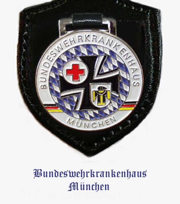 Ein schwarzes Lederpatch mit einem roten Kreuz und der Aufschrift "Bundeswehrkrankenhaus München" unten.
