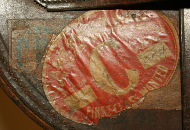 Ein Nahaufnahme eines braunen Ledersattels mit einem roten und weißen Etikett darauf.