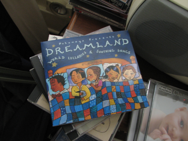 Lautsprecher und verschiedene Gegenstände sind im Bild sichtbar.